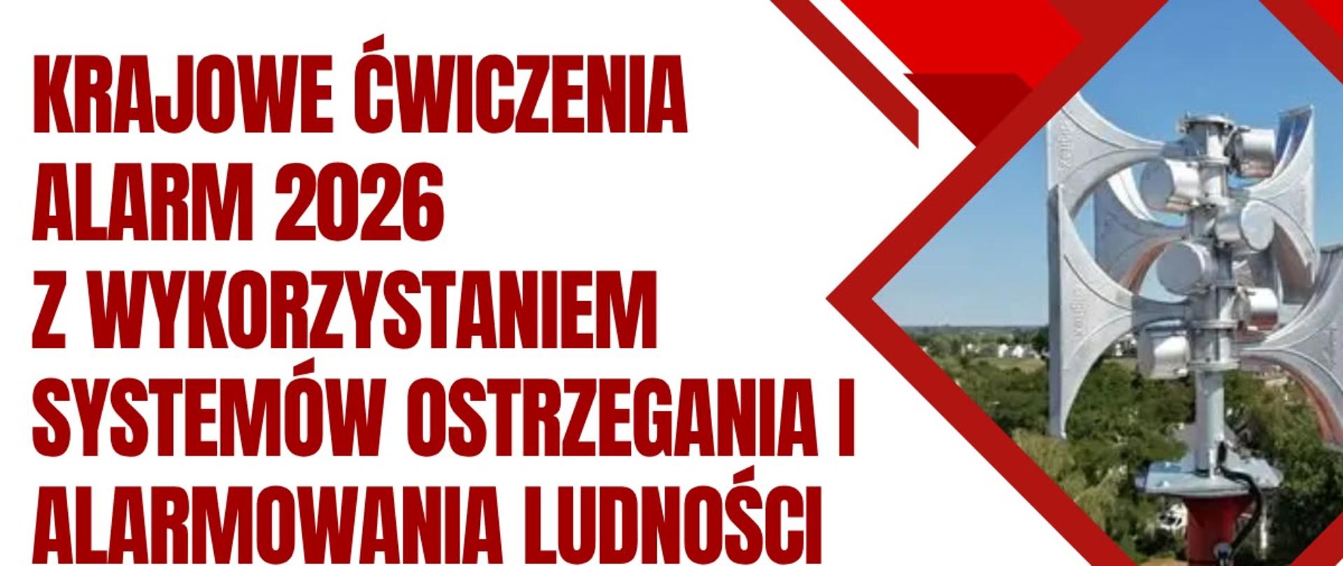 Plakat informacyjny Komendy Powiatowej Państwowej Straży Pożarnej w Wołowie dotyczący krajowych ćwiczeń „ALARM 2026” z wykorzystaniem systemów ostrzegania i alarmowania ludności. Ćwiczenia odbędą się 21 lipca 2026 r. w godzinach od 7:00 do 19:00, a termin zapasowy wyznaczono na 22 lipca 2026 r. Na plakacie znajduje się informacja, że emitowane sygnały alarmowe mają charakter wyłącznie szkoleniowy, nie oznaczają realnego zagrożenia i nie wymagają podejmowania żadnych działań przez mieszkańców. Po prawej stronie umieszczono zdjęcia syren alarmowych, a w dolnej części logo Państwowej Straży Pożarnej oraz nazwę Komendy Powiatowej PSP w Wołowie. Grafika utrzymana jest w biało-czerwonej kolorystyce.