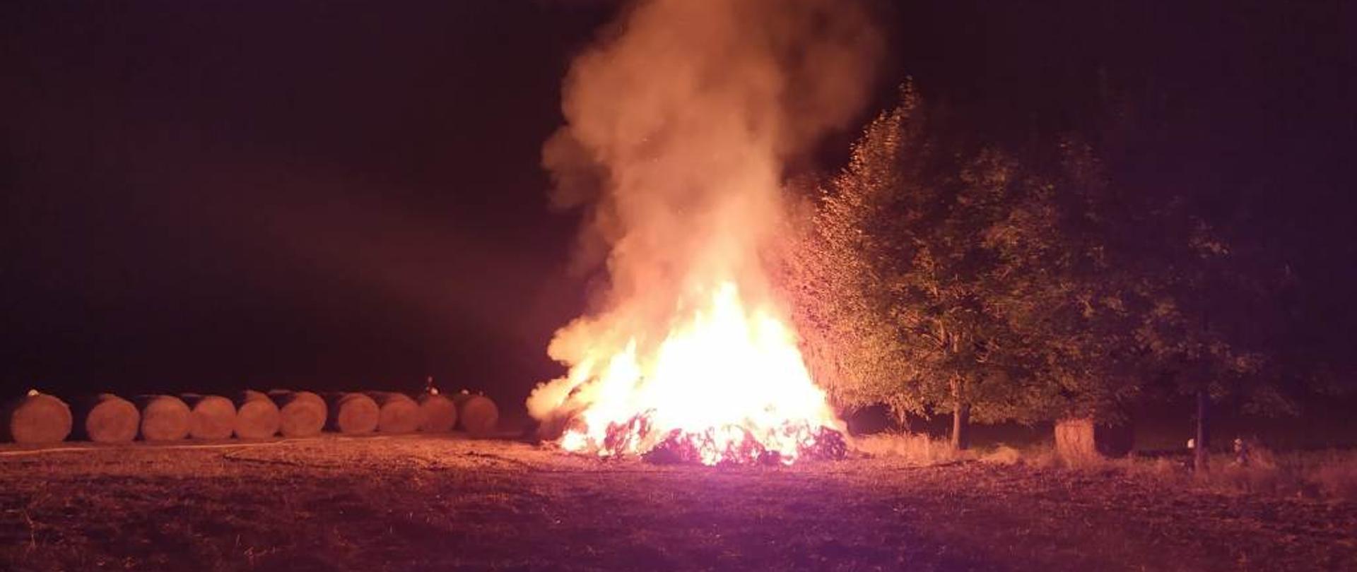 Palące się baloty słomy na polu