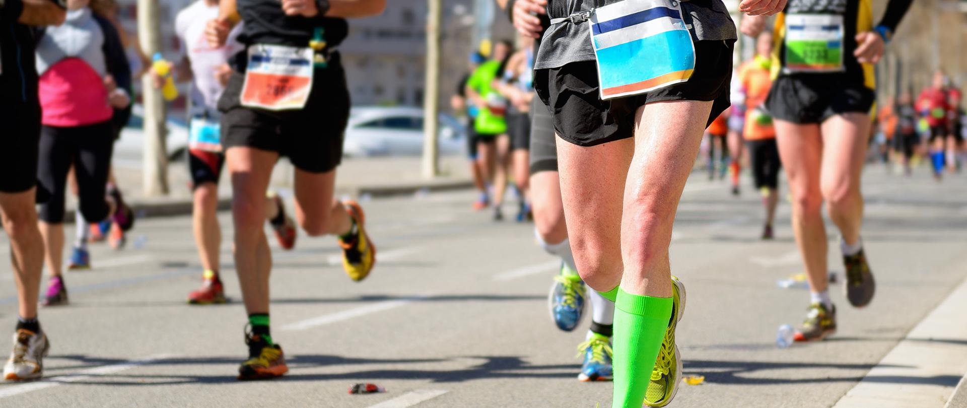 Ludzie biegnący w maratonie