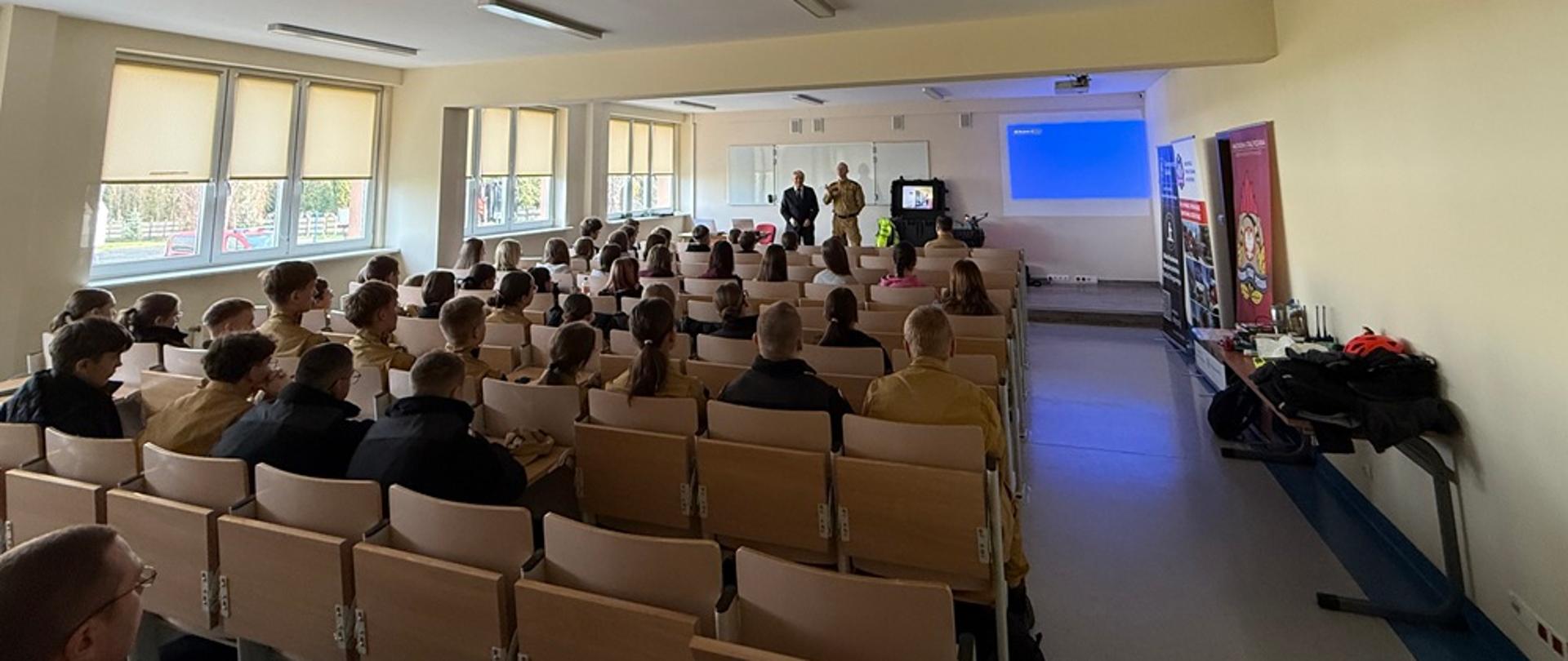 Strażacy na sali wykładowej. 