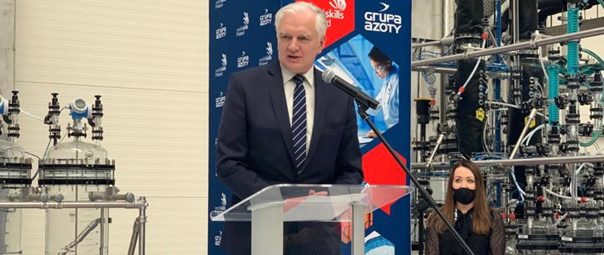 Wicepremier i minister rozwoju, pracy i technologii Jarosław Gowin przemawiający na finale eliminacji WorldSkills Poland w Grupie Azoty w Tarnowie 