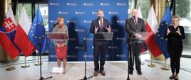 Minister funduszy i polityki regionalnej Grzegorz Puda na konferencji prasowej poświęconej Funduszom Europejskim dla kultury, minister stoi przy mikrofonie, po jego lewej stronie Dyrektor generalna sekcji programów współpracy transgranicznej w słowackim resorcie inwestycji, rozwoju regionalnego i informatyzacji Lea Mala, zaś po prawej wicewojewoda śląski Jan Chrząszcz