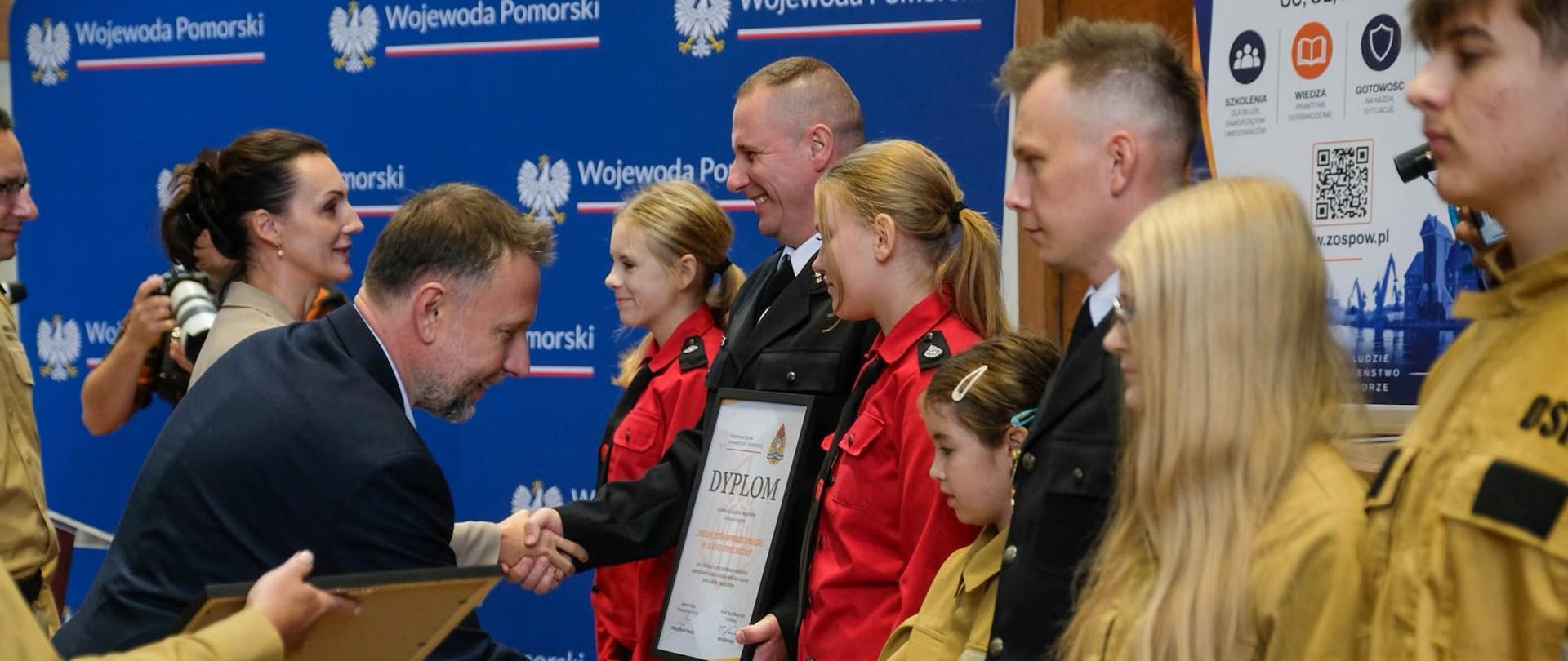 Zdjęcie przedstawia przedstawicieli MDP Niestępowo oraz Szymbark wraz z opiekunami podczas wręczenia nagród przez ministra oraz panią wojewodę.
