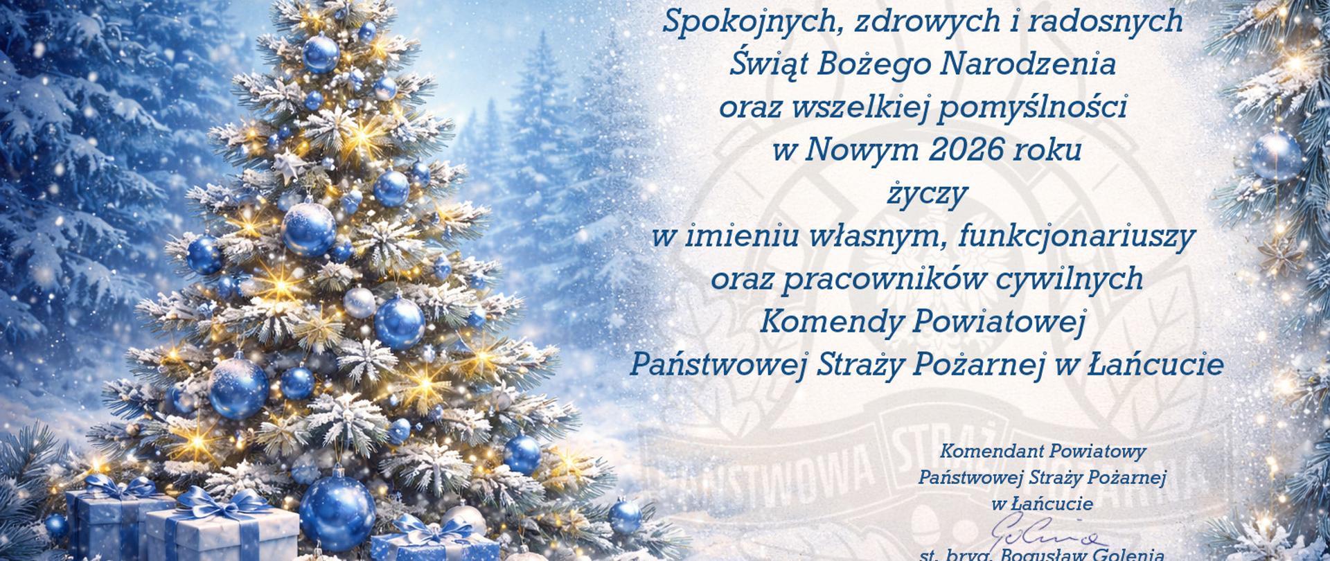 Ilustracja przedstawia kartkę świąteczną z życzeniami od Komendanta Powiatowego PSP w Łańcucie Po lewej stronie widoczna jest choinka z prezentami.