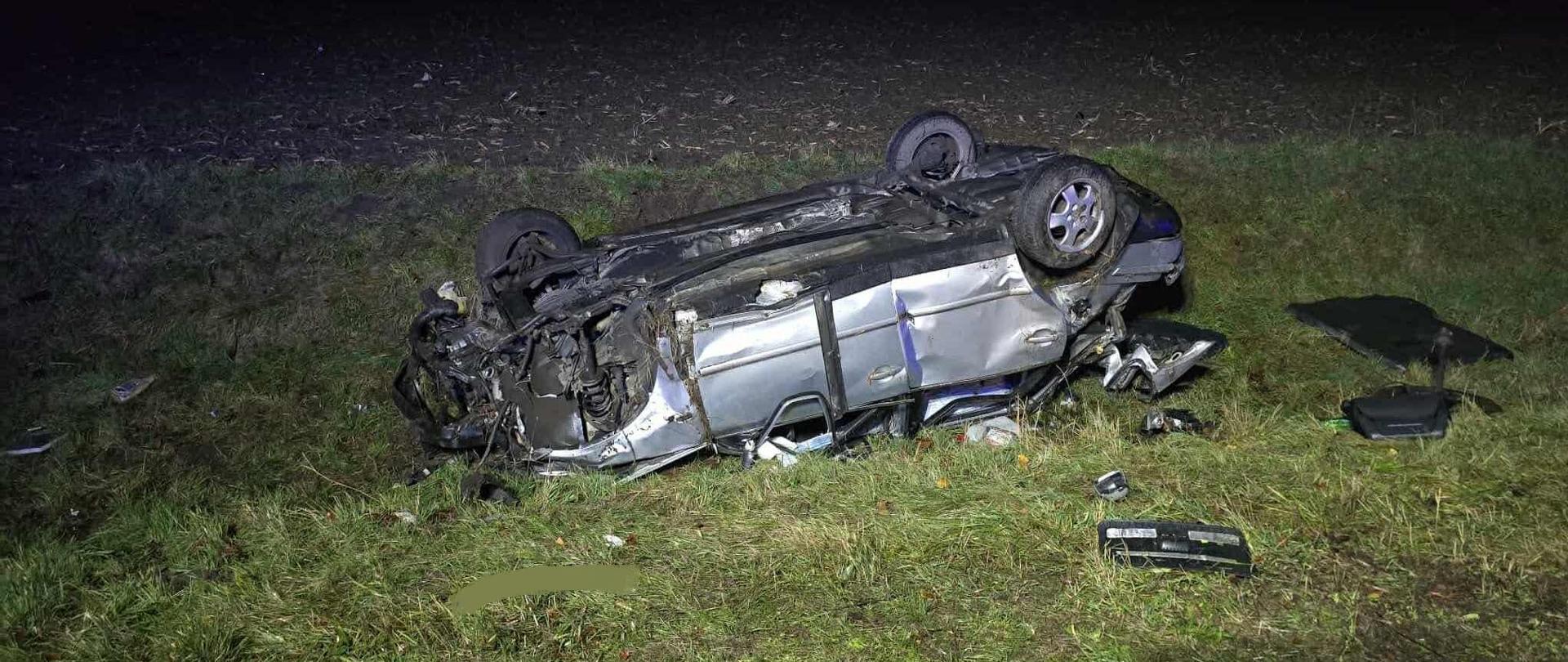 Samochód po dachowaniu w rowie, jest noc