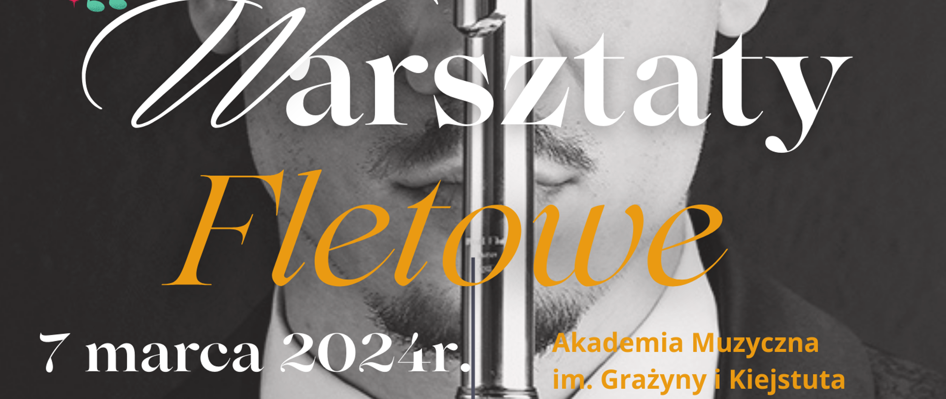 Plakat informujący o Warsztatach fletowych z doktorem Mateuszem Wojtkiwem w dniu 7 marca 2024. Na plakacie znajduje się zdjęcie pana Mateusza Wojtkiwa trzymającego w pozycji pionowej flet na wprost twarzy. Tło plakatu jest szaro-czarne, a w dole znajdują się kolorowe nutki.