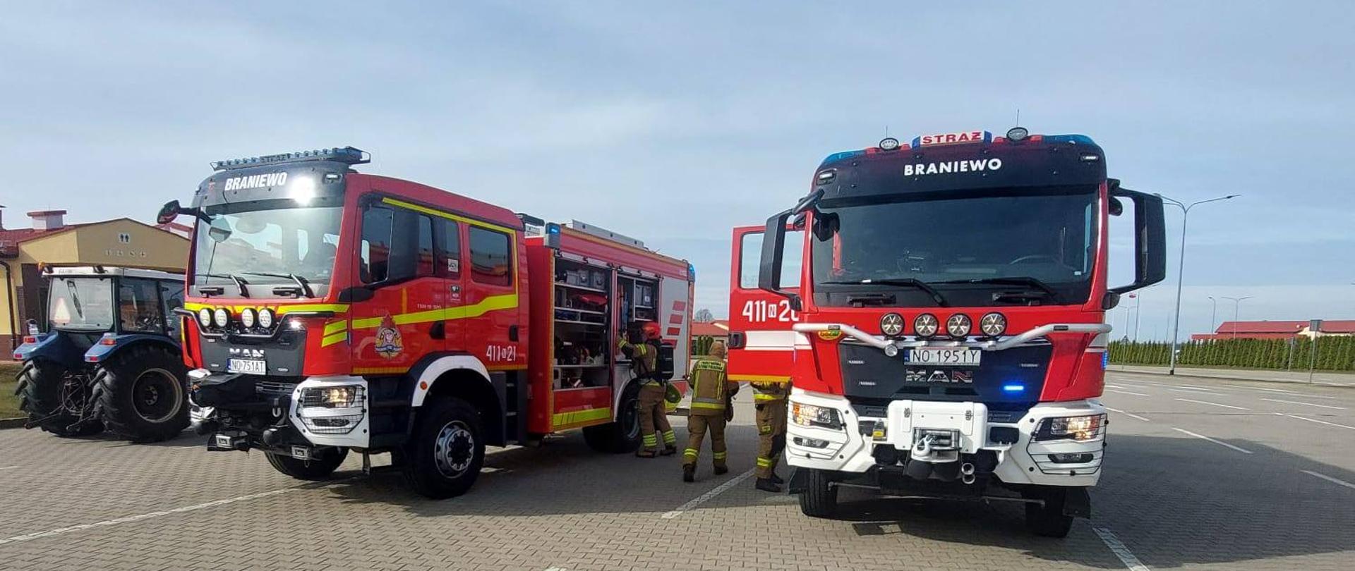 Na zdjęciu dwa duże samochody strażackie.