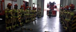Zdjęcie przedstawiania strażaków podczas zmiany służby