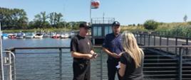 Na zdjęciu widzimy jak funkcjonariusze Państwowej Straży Pożarnej i Policji oraz inspektorzy Powiatowej Stacji Sanitarno – Epidemiologicznej w Pruszczu Gdańskim patrolują miejsca wypoczynku nad akwenami wodnymi powiatu gdańskiego