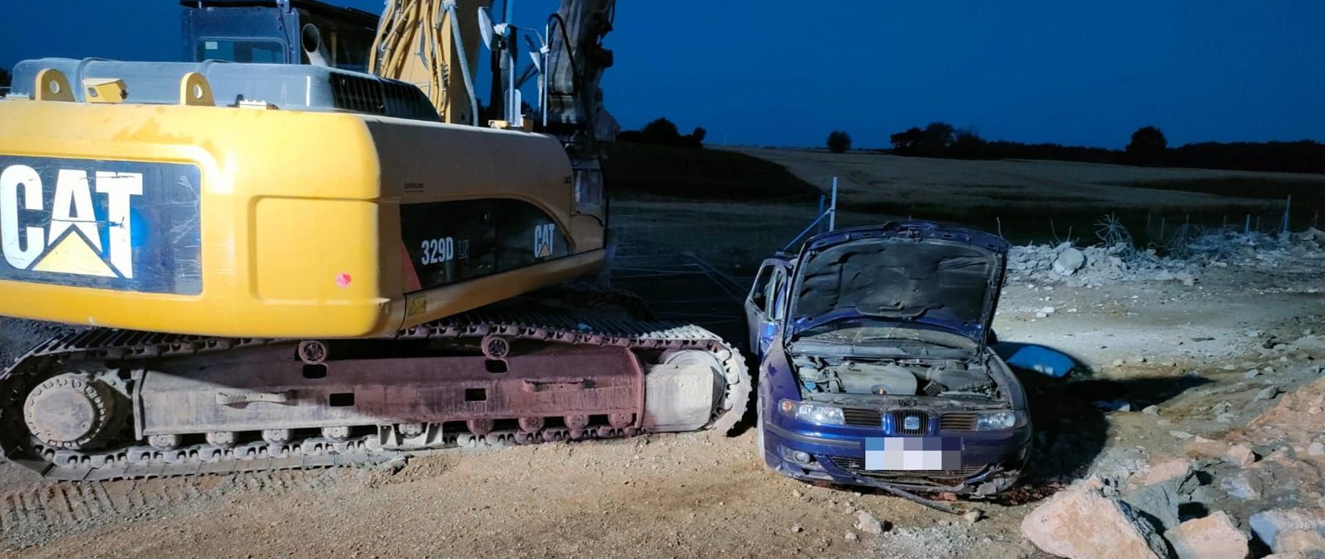 samochód osobowy uderzył bokiem w koparkę na gąsienicach