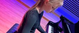 Dziewczynka gra na fortepianie - zbliżenie.