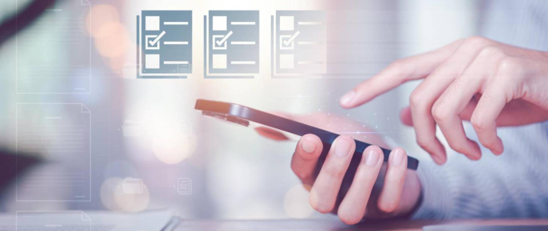 Grafika przedstawiająca osobę korzystającą ze smartfona oraz symbole cyfrowych formularzy i dokumentów. Baner dotyczy elektronicznych wniosków i usług cyfrowych administracji publicznej.
