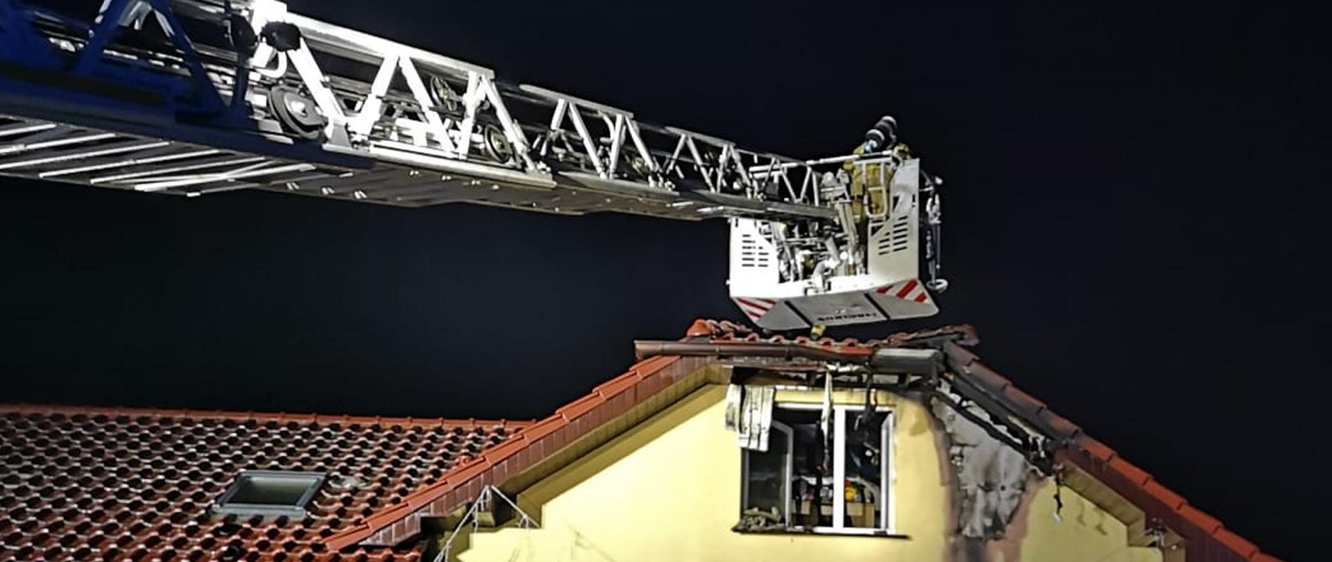 Strażacy podczas działań gaśniczych.