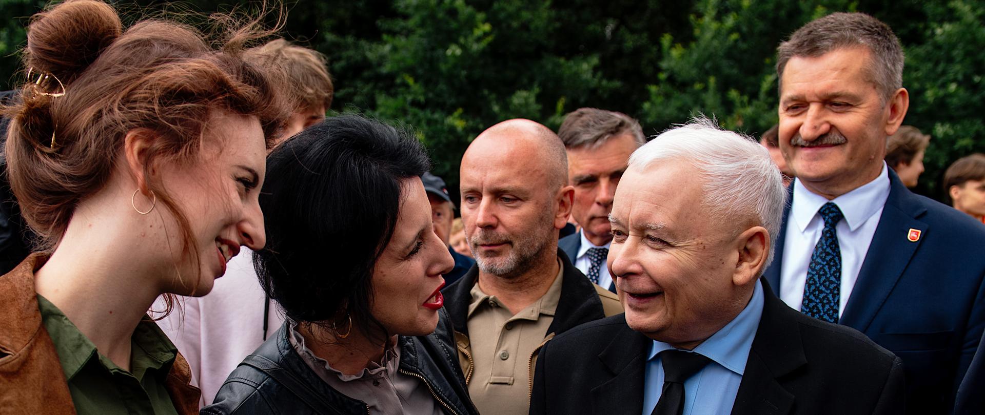 Premier Jarosław Kaczyński podczas wypowiedzi dla mediów w trakcie wizyty w Kodniu.