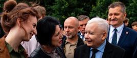 Premier Jarosław Kaczyński podczas wypowiedzi dla mediów w trakcie wizyty w Kodniu.