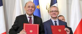 Minister Minister Europy i Spraw Zagranicznych Francji Jean-Yves Le Drian (po lewej), (po prawej) Minister cyfryzacji RP Marek Zagórski. Ministrowie trzymają teczki z podpisanymi dokumentami - pozują