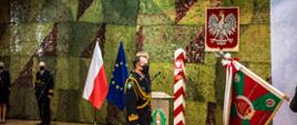 Komendant Morskiego Oddziału Straży Granicznej wita się ze sztandarem jednostki.