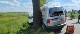 Samochód lewym bokiem uderzył w drzewo