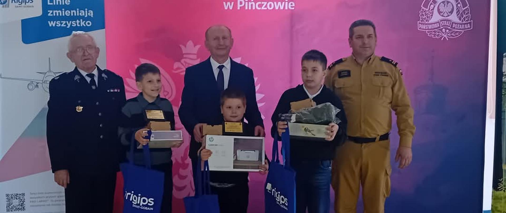 Zdjęcie przedstawia dekorację pierwszej trójki uczestników z kat. I grupy wiekowej.