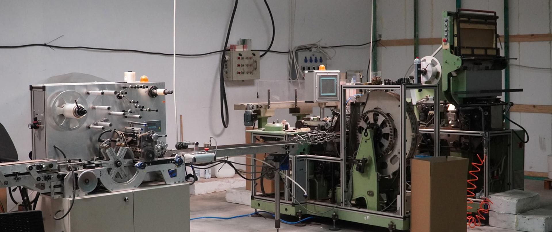 Pomieszczenie z maszynami do produkcji papierosów.