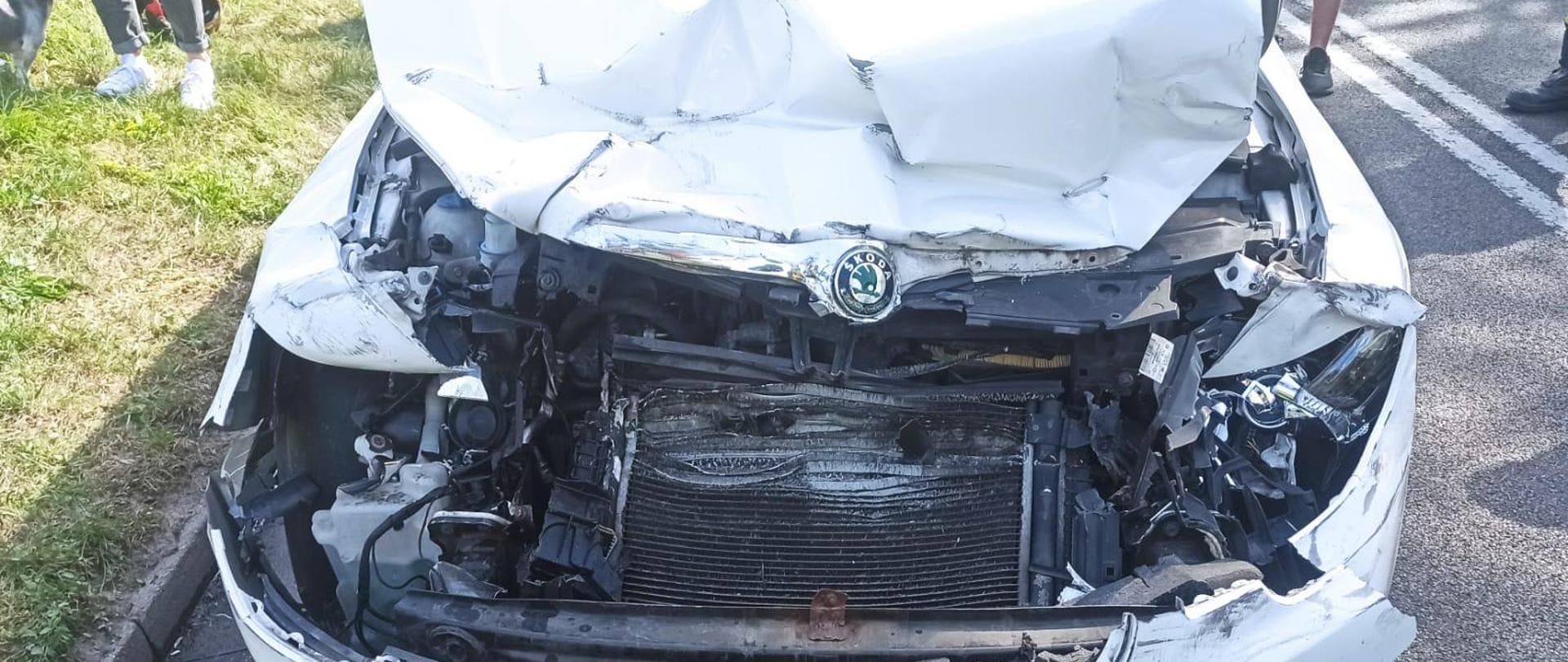 Uszkodzony przód białego samochodu