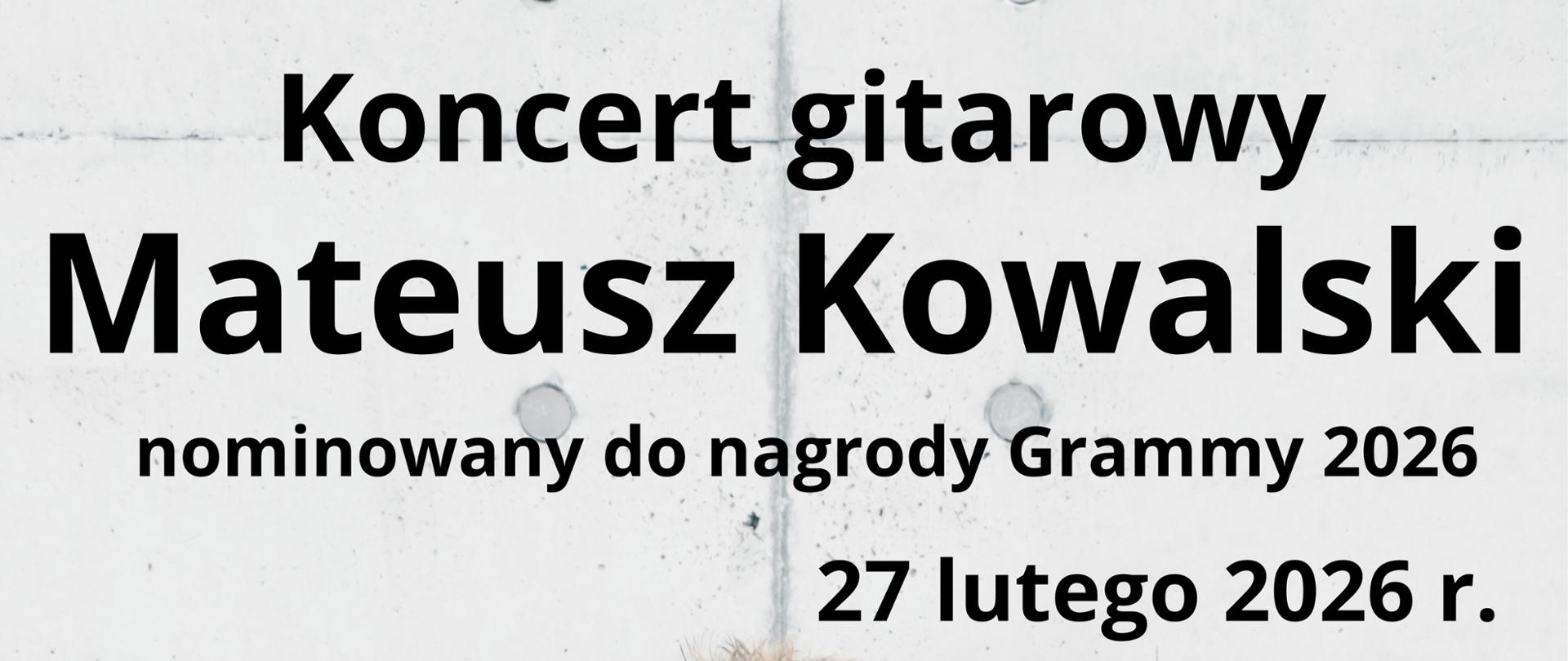 beżowy plakat z czarnymi napisami informującymi o wydarzeniu i zdjęcie gitarzysty pana Mateusza Kowalskiego