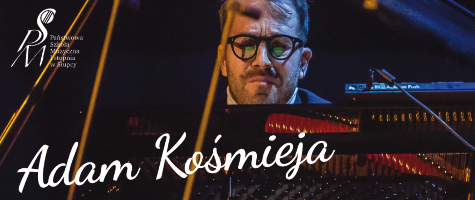 po lewej loga szkoły i nazwisko muzyka, twarz muzyka za fortepianem, czarne tło