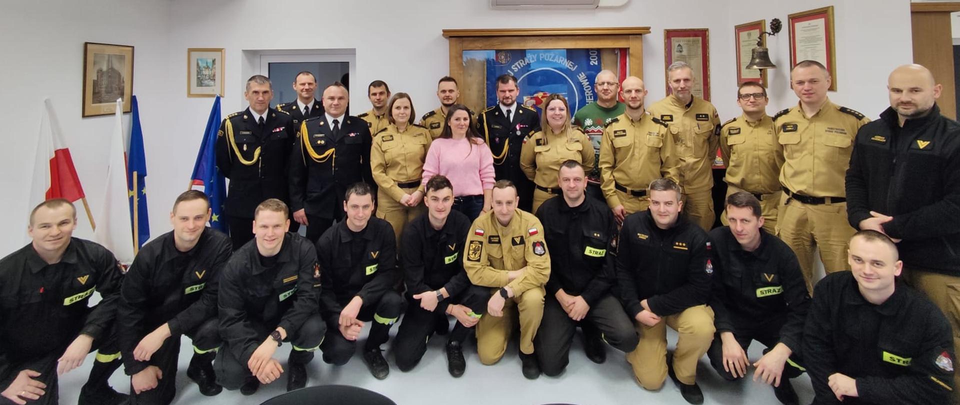 na zdjęciu znajdują się funkcjonariusze i pracownicy PSP