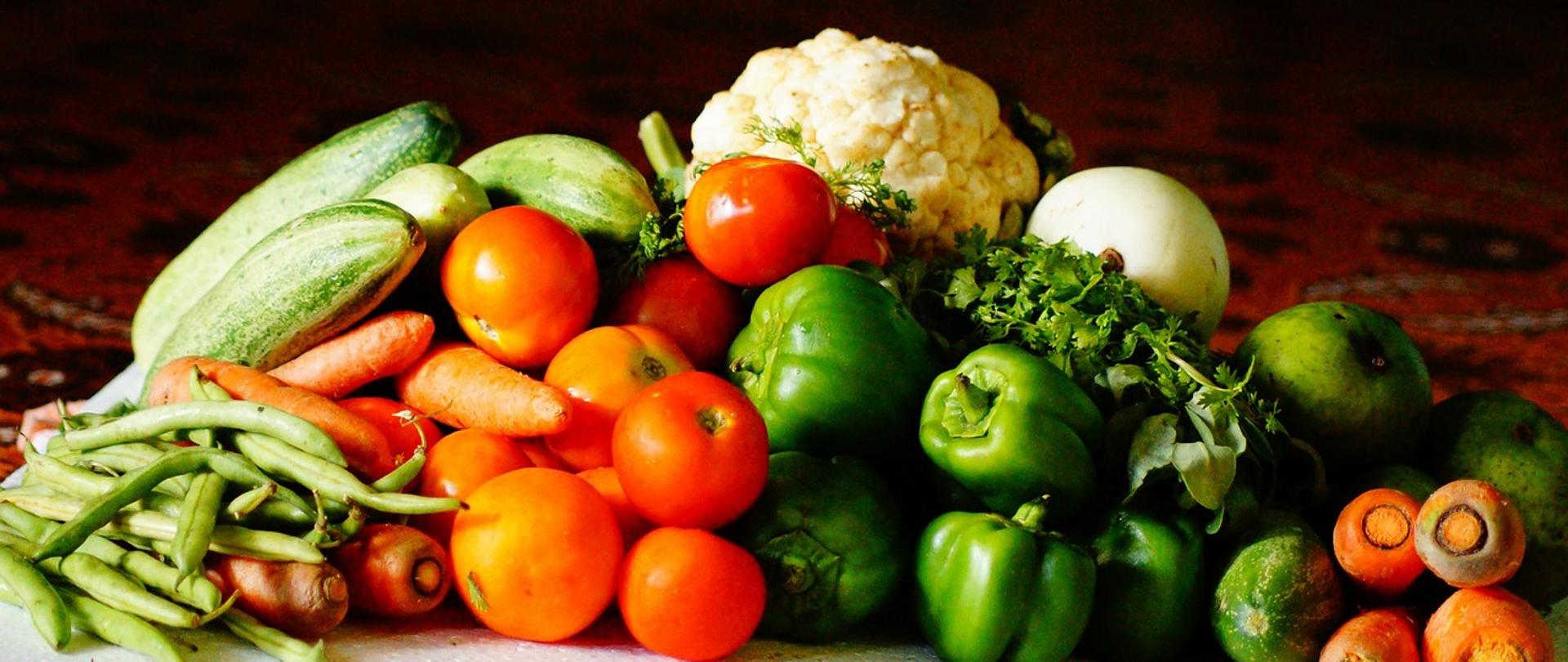 Na zdjęciu znajdują się warzywa, od lewej: fasolka szparagowa, marchewka, cukinia, pomidory, papryka, kalafior, cukinia, natka pietruszki, ogórek, marchewka.
