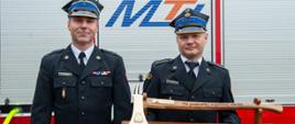 Na zdjeciu widoczny jest aspirant sztabowy Kamil Wojtas wraz z Komendantem Powiatowym Państwowej Straży Pożarnej w Ostrowcu Świętokrzyskim.