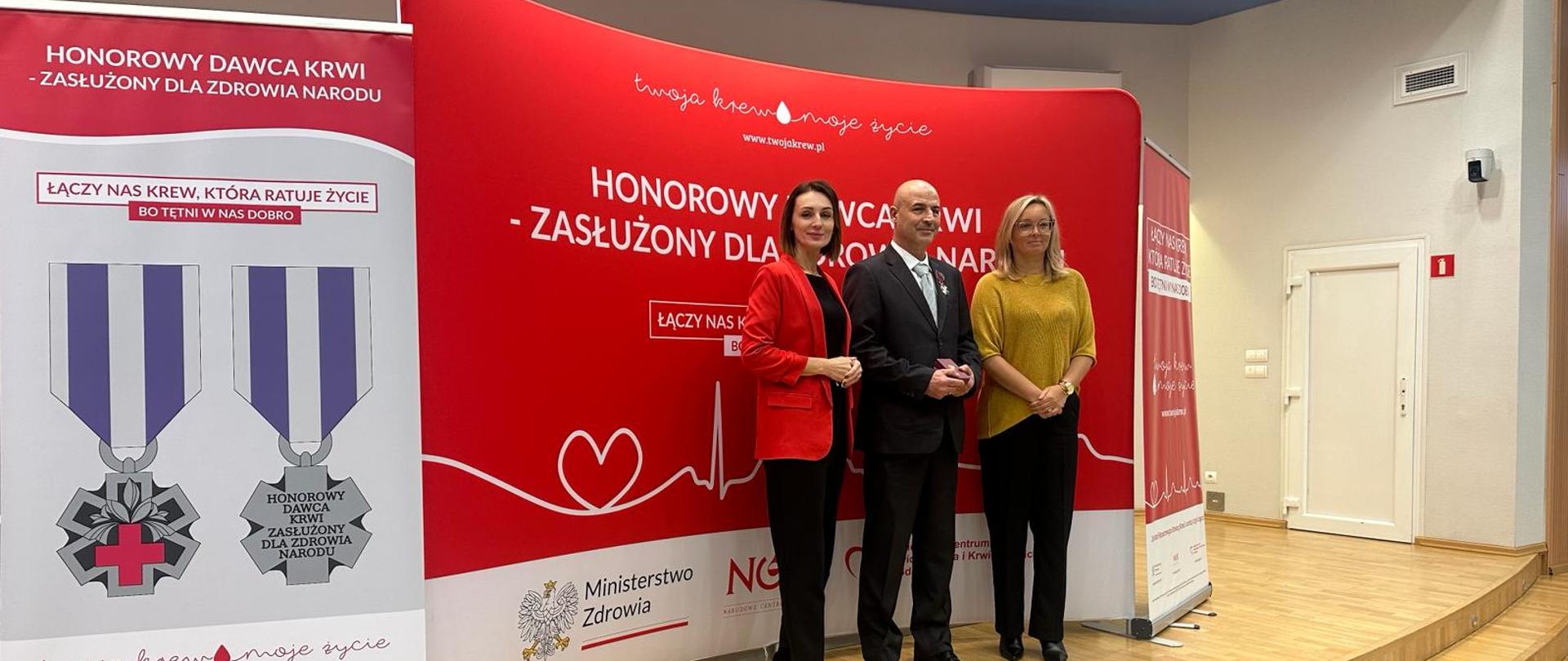 Na zdjęciu widoczne są 3 osoby - dwie kobiety i jeden mężczyzna