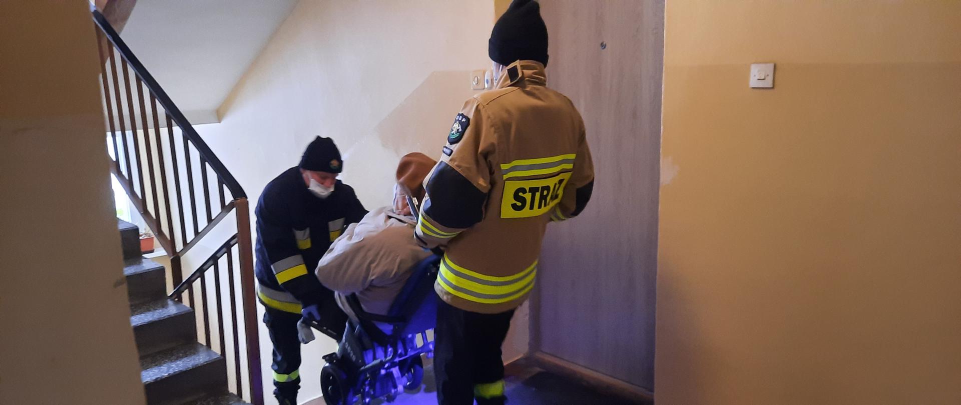 POMOC W TRANSPORCIE NA SZCZEPIENIE PRZECIW COVID 19 przez strażaków 