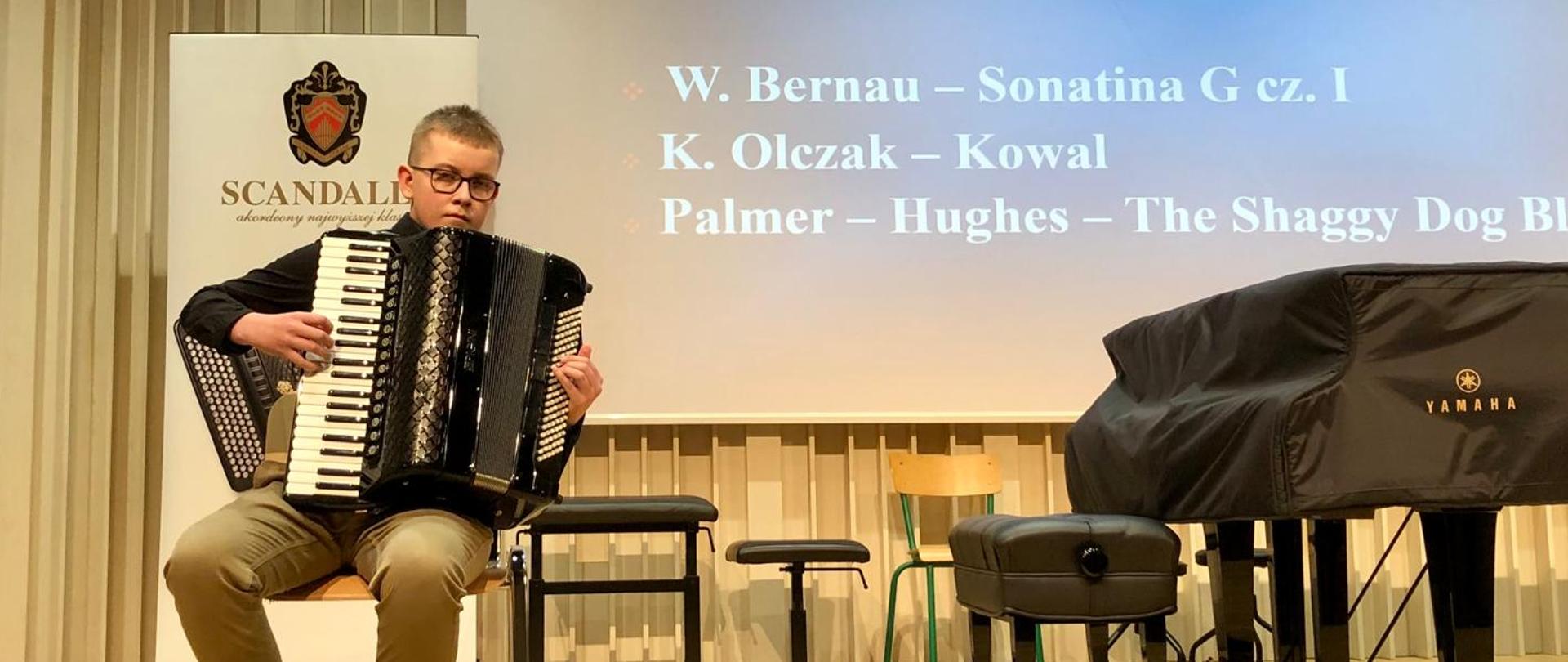 na scenie grający akordeonista