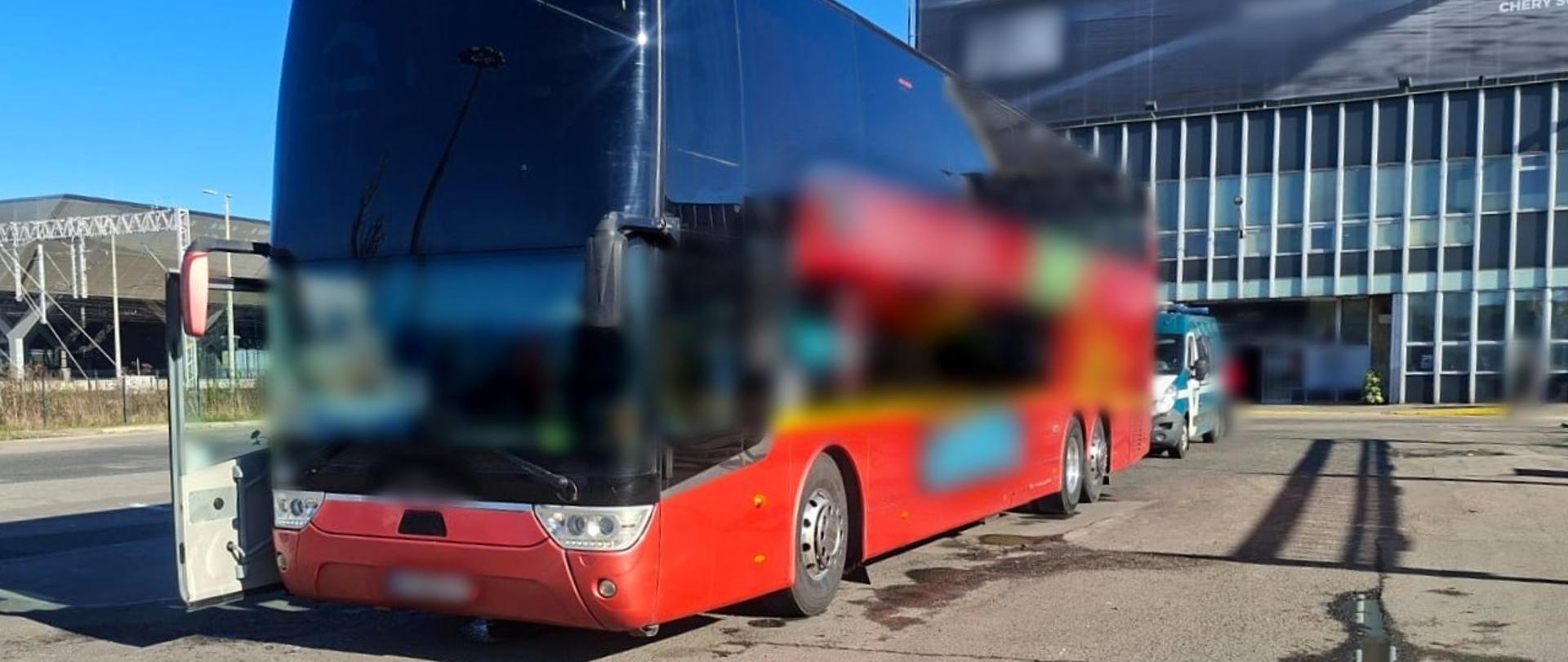 Kontrola autobusu rejsowego ukraińskiego przewoźnika koło dworca Warszawa Zachodnia. Funkcjonariusze mazowieckiej Inspekcji Transportu Drogowego ujawnili, że kierowcy logowali w tachografie kartę należącą do kolegi i zapisywali na niej swój czas jazdy.