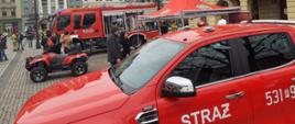 Pojazdy strażackie na ostrowskim rynku