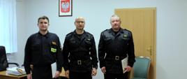 Nagrodzeni strażacy wraz z Komendantem Powiatowym PSP w Pleszewie