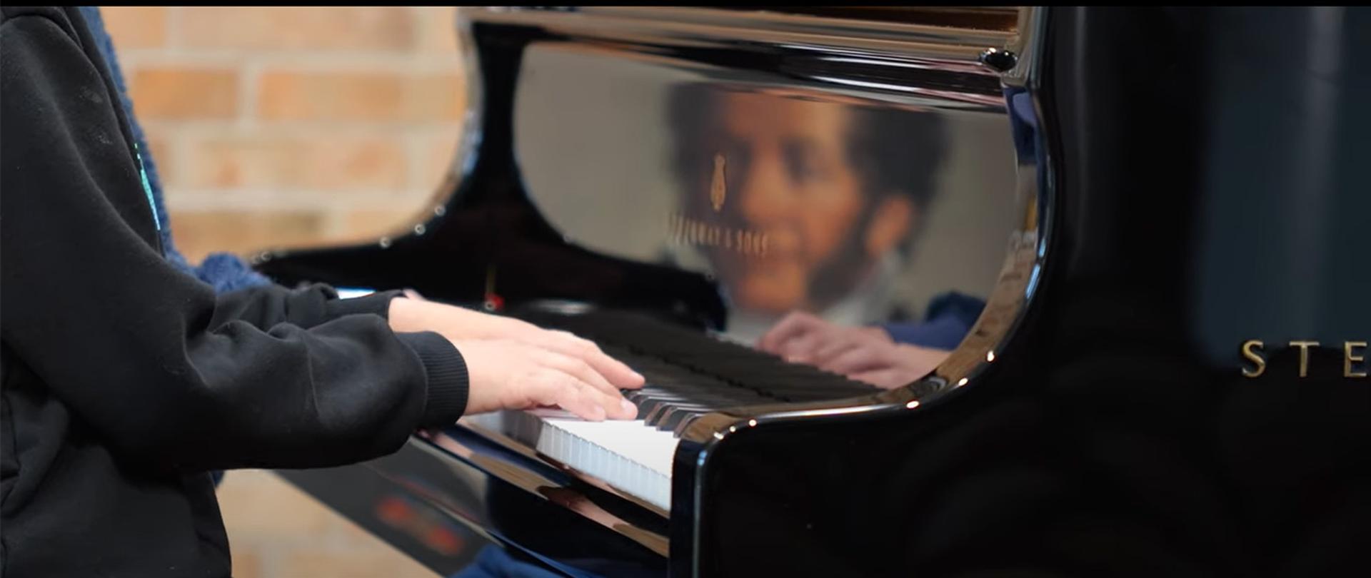 Plakat rekrutacyjny na rok szkolny 2025/26. Na plakacie kolorowe instrumenty z tekstem informującym o terminie badania (18 czerwca 2025) i terminie składania podań (18 czerwca 2025) oraz kontakcie ze szkołą