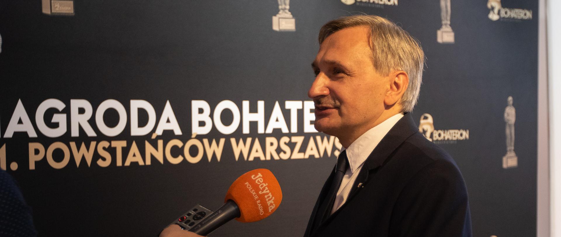 Zdjęcie z konferencji inaugurującej V edycję kampanii BohaterON – włącz historię!