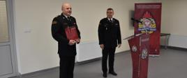 Zdjęcie przedstawia moment powierzenia obowiązków komendanta powiatowego PSP w Jarosławiu przez PKW PSP w sali konferencyjnej Komendy.