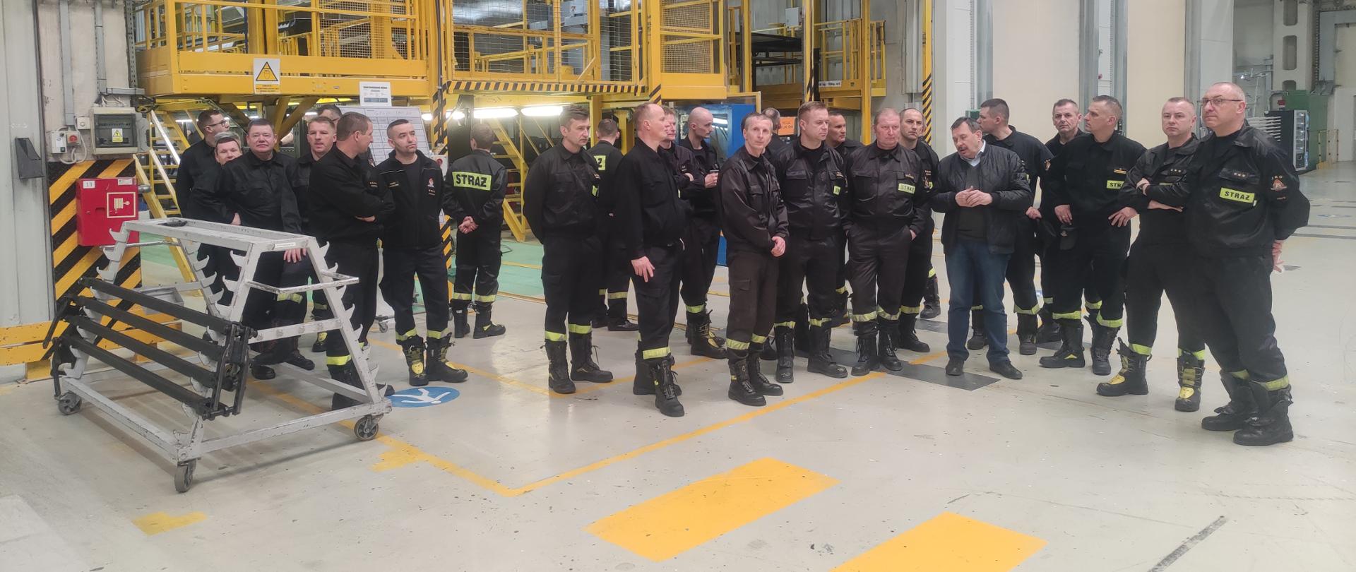 Na zdjęciu strażacy podczas zajęć w zakładzie MAN w Starachowicach.