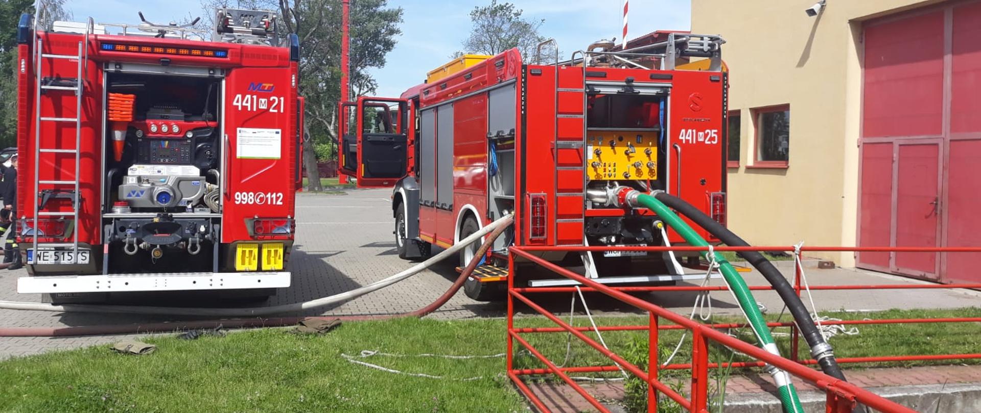 Wykonane zailenie autopompy ze zbiornika wodnego oraz linia zasilająca poprowadzona do drugiego samochodu pożarnicego. Linie ssawne zabezpieczone są linkami.