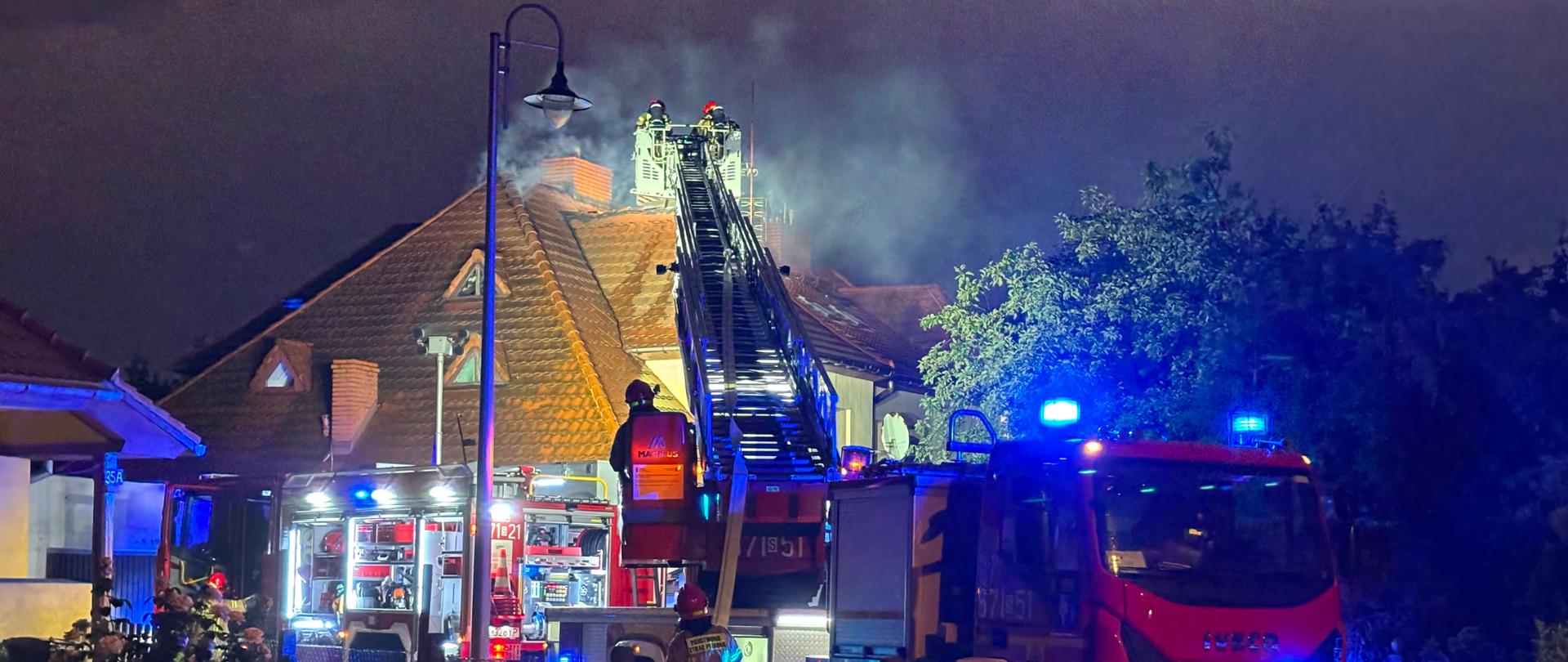 Działania gaśnicze przy ul. Nowowiejskiego w Zabrzu