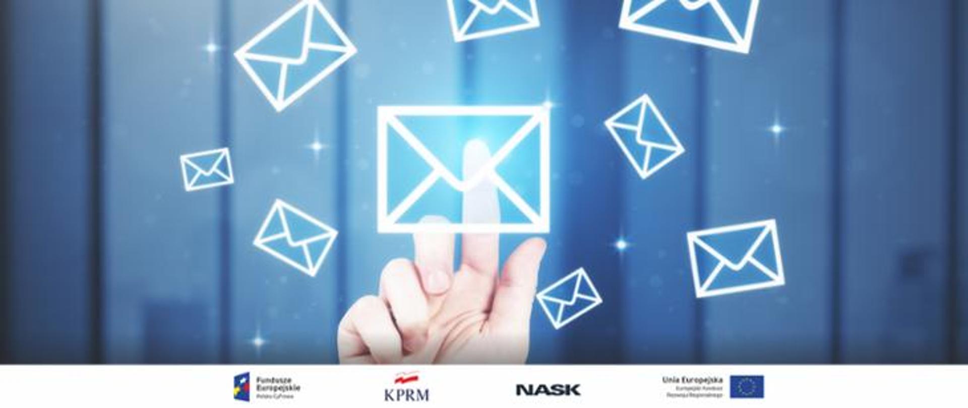 Na grafice dłoń klikająca wskazującym palcem białą ikonkę koperty. Granatowe tło. 