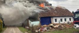 Rozwinięty pożar dachu domu wielorodzinnego