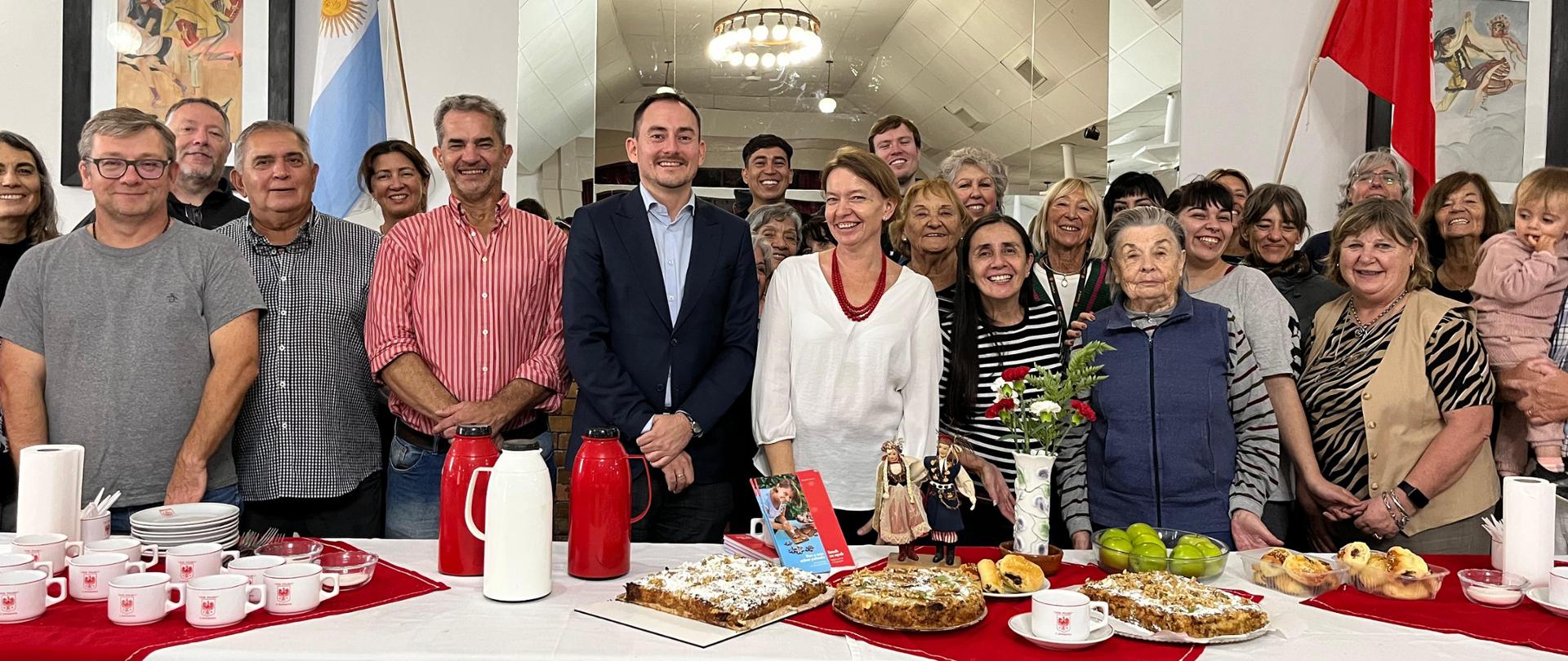 grupa osób przy stole