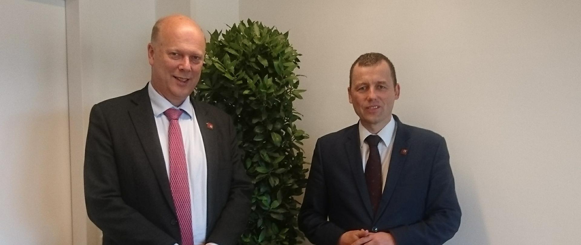 Minister Mikołaj Wild i minister Chris Grayling (z lewej)