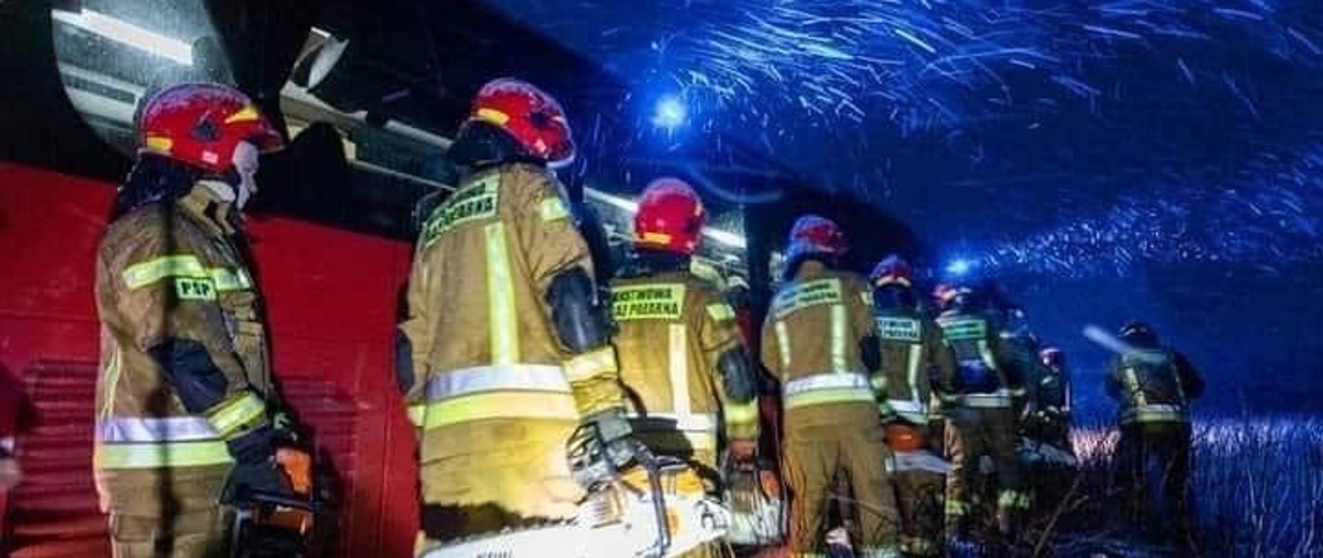 Na zdjęciu widoczni strażacy - kadeci. Siły i środki centralnego odwodu operacyjnego. W tle autobus, widoczne opady śniegu.