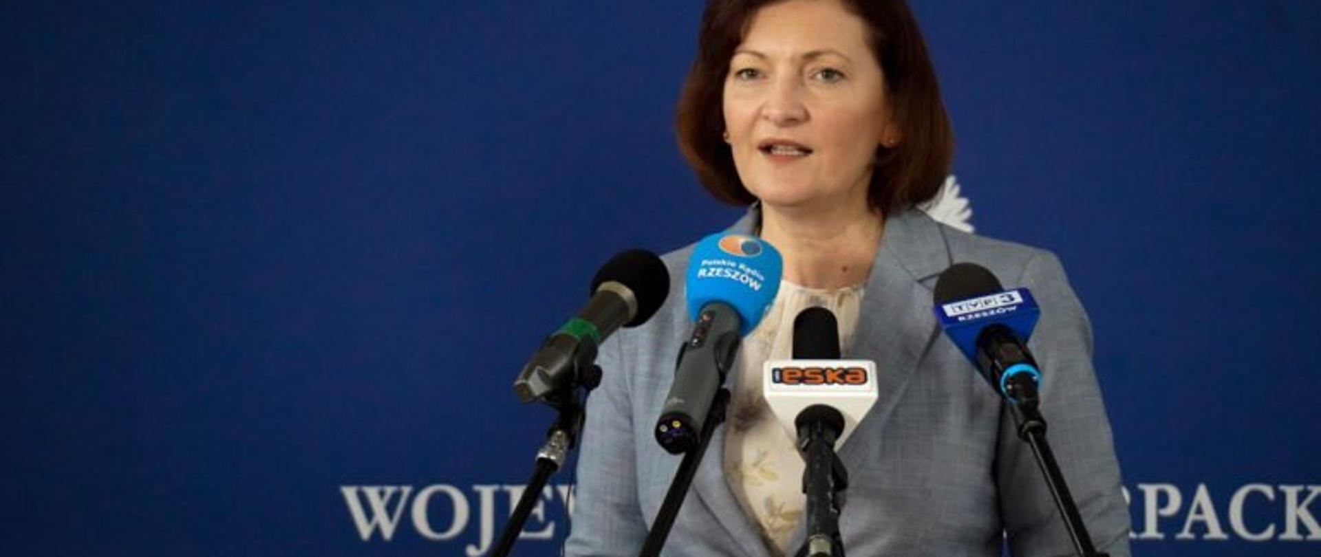 Wojewoda podkarpacki Ewa Leniart przemawia podczas konferencji prasowej