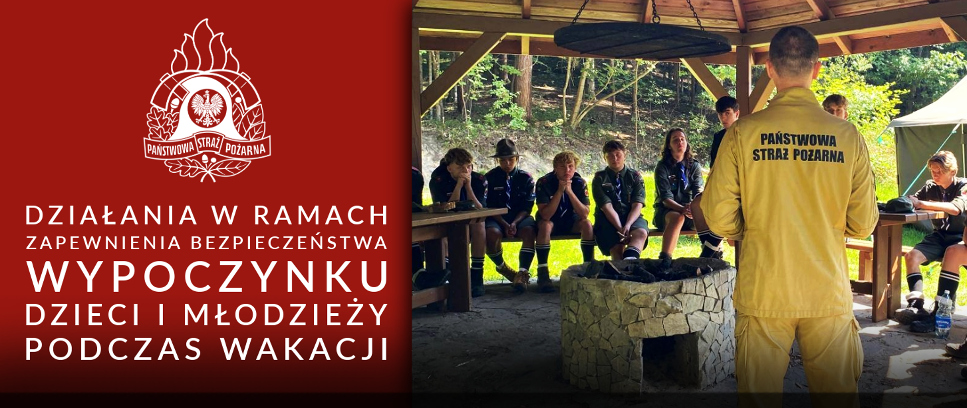 Z lewej strony na czerwonym tle biały logotyp straży pożarnej a pod nim biały napis o treści: działania w ramach zapewnienia wypoczynku dzieci i młodzieży podczas wakacji. Z prawej strony strażak w mundurze służbowym w kolorze żółtym prowadzi wykład w drewnianej altance dla harcerzy.