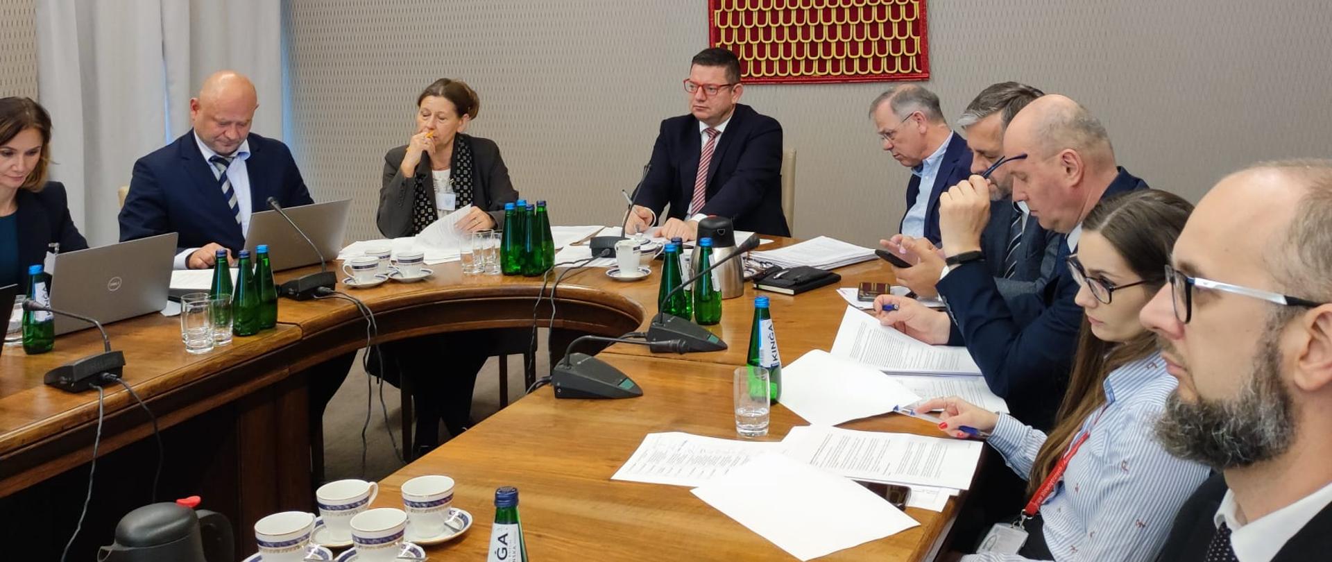 Wiceminister infrastruktury Przemysław Koperski przewodniczył posiedzeniu Komitetu Sterującego oraz spotkaniu z przedstawicielami Banku Światowego, na którym poruszane były kwestie dotyczące zakończenia w 2025 r. „Projektu ochrony przeciwpowodziowej w dorzeczu Odry i Wisły” oraz kontynuacji współpracy w ramach nowego „Projektu budowania odporności na zmiany klimatu w gospodarce wodnej”.